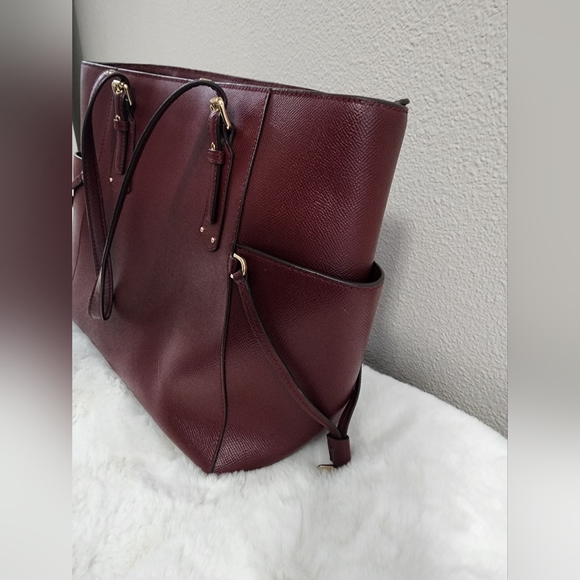 Michael Kors Handbag; Voyager East West Crossgrain Leather Tote - Picture 6 of 13